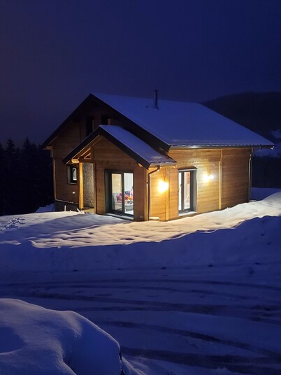 Chalet "DIANA", at the foot of the ski slopes. Pets allowed 