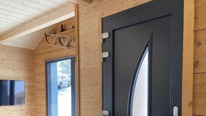 A wooden interior with a bench, a door, and a window. - Chalet "DIANA", at the foot of the ski slopes. Pets allowed  (Gérardmer)