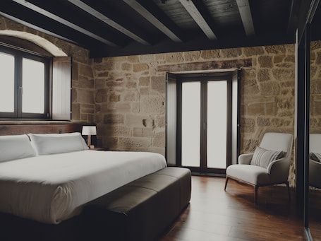 Premium-Studiosuite, 1 King-Bett, Balkon, Stadtblick | Hochwertige Bettwaren, Daunenbettdecken. Santa María Briones