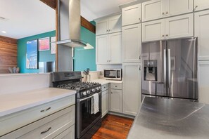 冷蔵庫、電子レンジ、オーブン、コンロ