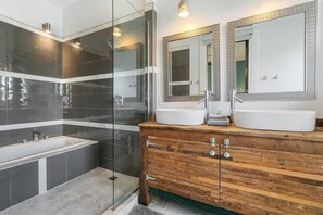 Ducha y bañera combinadas y secador de pelo