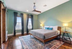 3 bedrooms, desk, iron/ironing board, travel cot