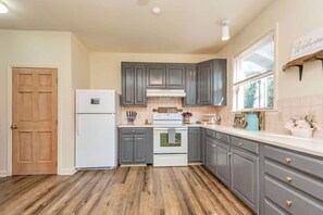 冰箱、微波炉、烤箱、炉灶