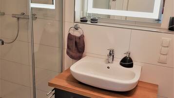 Dusche, Haartrockner, Bidet, Handtücher