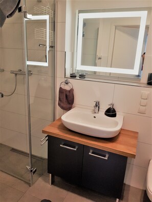 Douche, sèche-cheveux, bidet, serviettes fournies