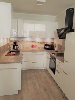 Frigorifero, microonde, forno, piano cottura