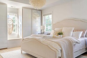 3 habitaciones, escritorio y tabla de planchar con plancha 