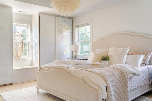 3 bedrooms, desk, iron/ironing board, travel crib