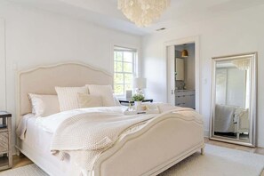 3 makuuhuonetta, työpöytä, silitysrauta/-lauta, vauvan matkasänky