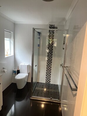 Douche, serviettes fournies