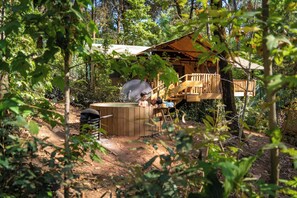 A wooden cabin with a deck, surrounded by trees. - Casa del Roble Avandaro (Valle de Bravo)