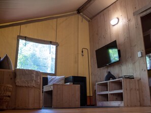 50 inci sebuah televisyen pintar dengan digital, Netflix