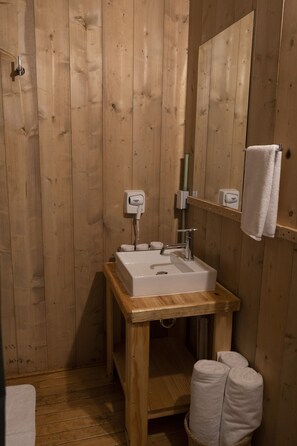 Shower, free toiletries, towels, soap - Casa del Roble Avandaro (Valle de Bravo)