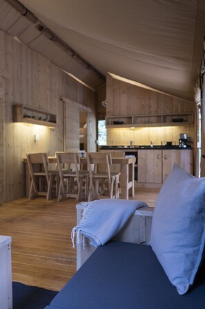 50-英寸智能电视（配备数码频道）、Netflix、流媒体服务