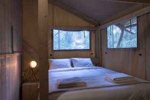 2 bedrooms, laptop workspace, free cribs/infant beds, travel crib