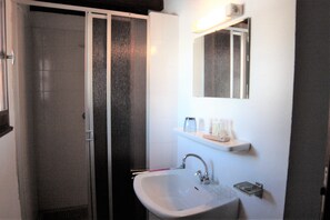 Douche, sèche-cheveux, serviettes fournies