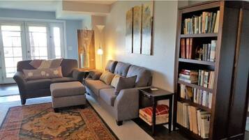 Een televisie, een open haard en boeken