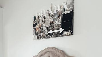 2 Schlafzimmer, Betten mit Memory-Foam-Matratzen, Bügeleisen/Bügelbrett