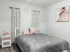 2 soverom, memory foam-senger, strykejern/-brett og reiseseng for barn