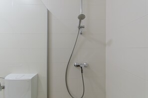 Badewanne, Haartrockner, Handtücher, Toilettenpapier