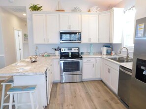 冷蔵庫、電子レンジ、オーブン、コンロ