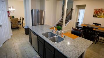 Luxury House, 6 Bedrooms, Non Smoking | Private kitchen