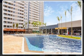 Innendørsbasseng og utendørsbasseng