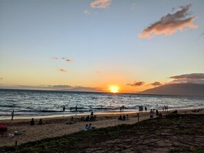 Beach nearby, sun loungers, beach towels