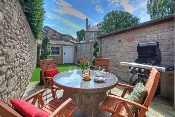 Outdoor dining - Lovely home with garden located centrally in Kelso, Scottish Borders (Kelso)