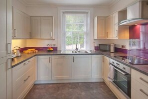 Fridge, microwave, oven, stovetop - Lovely home with garden located centrally in Kelso, Scottish Borders (Kelso)