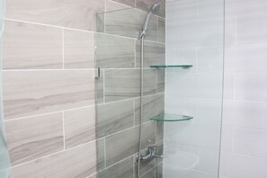 Dusche, Handtücher, Toilettenpapier