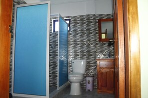 Baignoire, serviettes fournies, savon, papier toilette