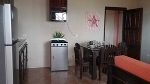 Dining - Roof top pool, 1 fully equipped Queen Suite, 1 min beach access  (San Pedro)