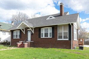 Exterior - Cheerful 4 Bedroom House (Belleville)