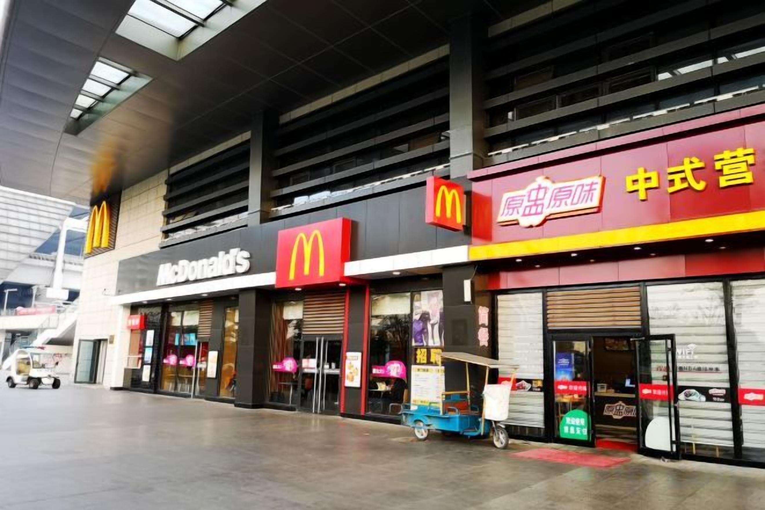 Um restaurante McDonald's com uma grande placa e fachada.
