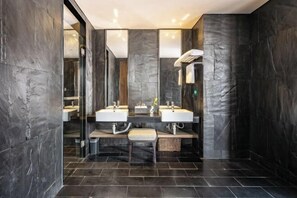 A modern bathroom with two sinks, a bench, and a large mirror. - Tonglu Daman Hotel (Fuchunjiang , Tonglu City Center, Hangzhou) (Tonglu)