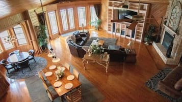 Smart-TV, Kamin, Arbeitsbereiche