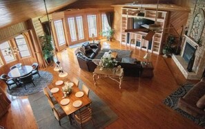 Una Smart TV, una chimenea, una oficina