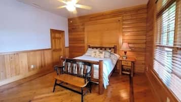 6 bedrooms, desk, iron/ironing board, free WiFi