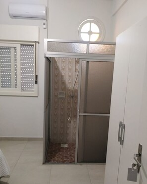 Habitación económica doble | Baño | Ducha y toallas