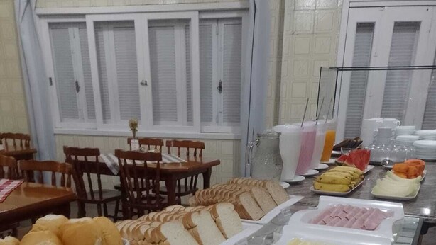Un bufé con diversas opciones de comida, incluyendo sándwiches, ensaladas y carnes.