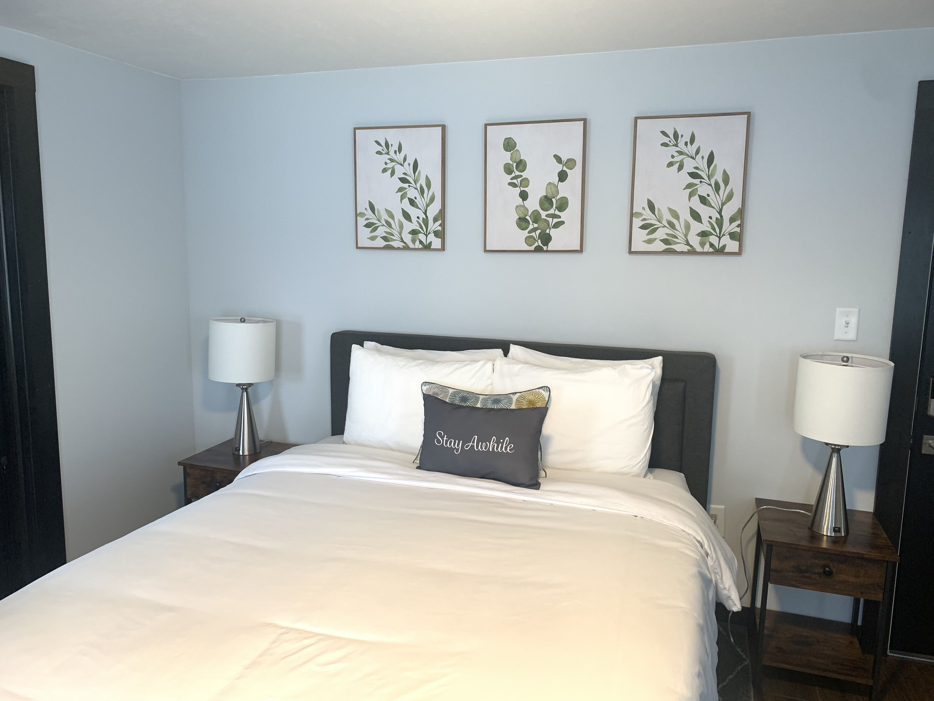 Modern and Private Queen Suite near Downtown