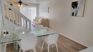 Interior - Tranquil Townhouse 🏡💤 - A peaceful retreat that promises restful slumber (Gainesville)