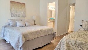 2 bedrooms, iron/ironing board, free WiFi, bed sheets - Tranquil Townhouse 🏡💤 - A peaceful retreat that promises restful slumber (Gainesville)