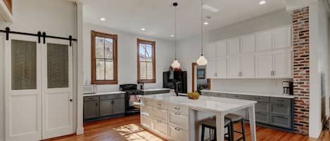 Køleskab, mikrobølgeovn, ovn, kogeplade