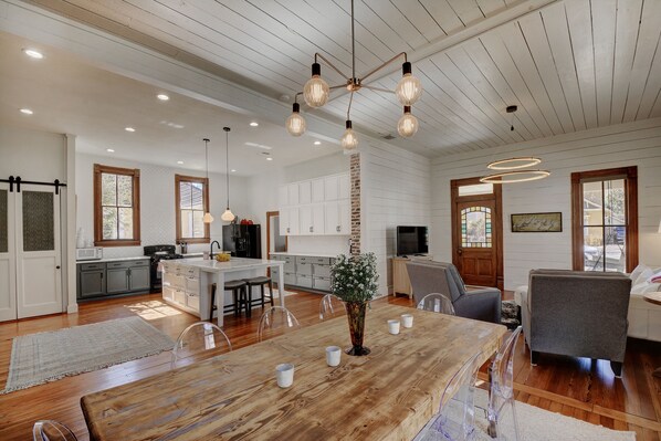 Dining - Restored 3BR/2BA Home in Smithville's Historic District-10 min. walk to downtown (Smithville)