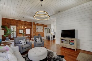 Smart TV, books - Restored 3BR/2BA Home in Smithville's Historic District-10 min. walk to downtown (Smithville)