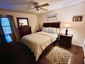 2 Schlafzimmer, Schreibtisch, Bügeleisen/Bügelbrett, Reisekinderbett