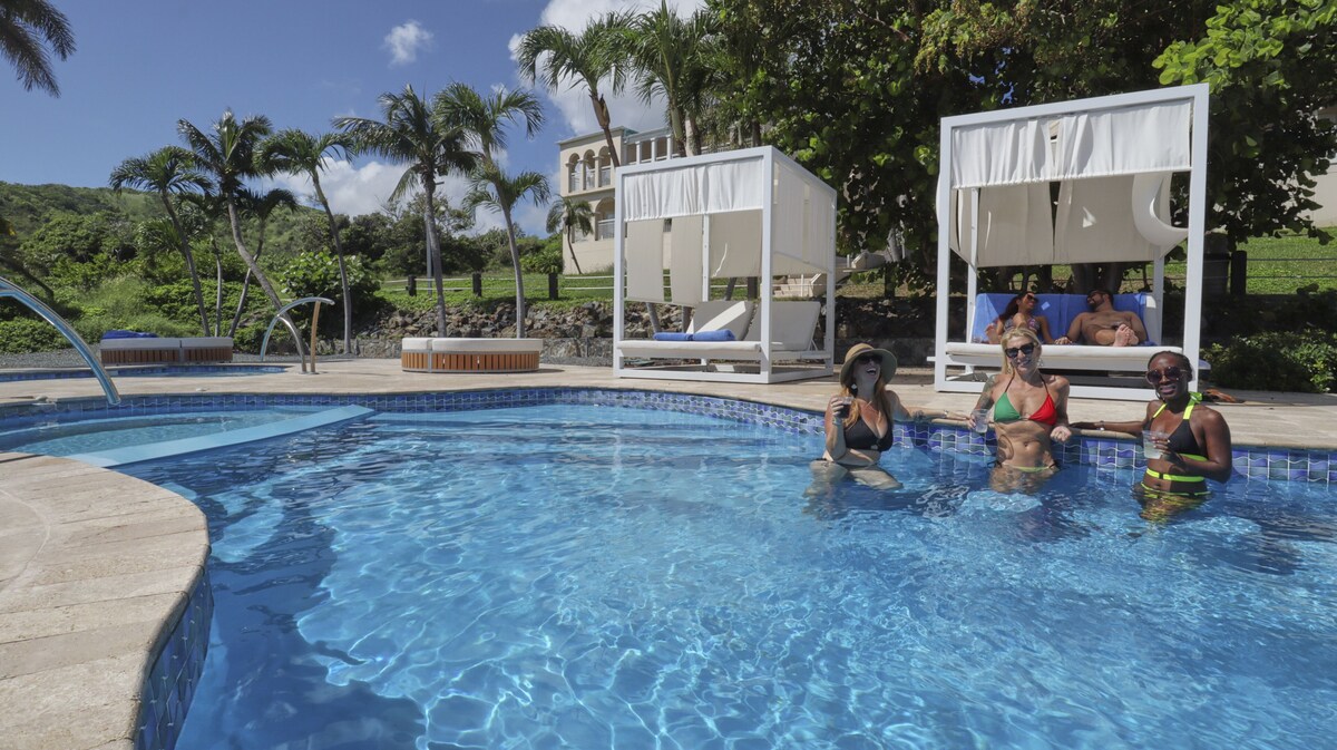 2 outdoor pools, sun loungers