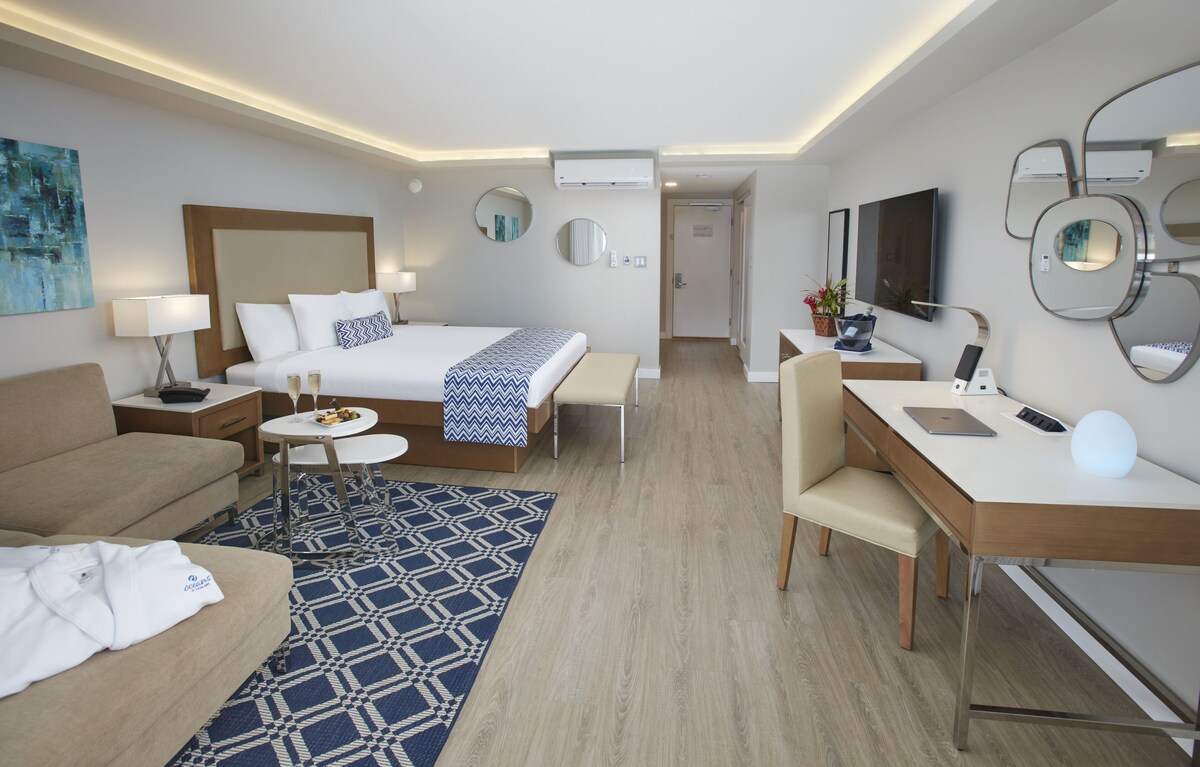 Premium Single Room | In-room safe, desk, laptop workspace, blackout drapes